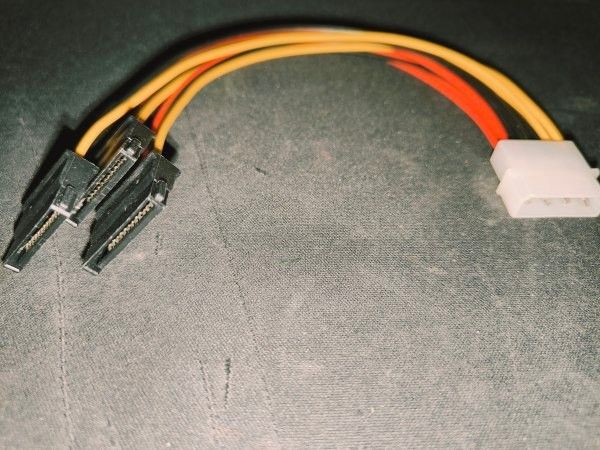 Virta-adapteri Molex to 3 x SATA