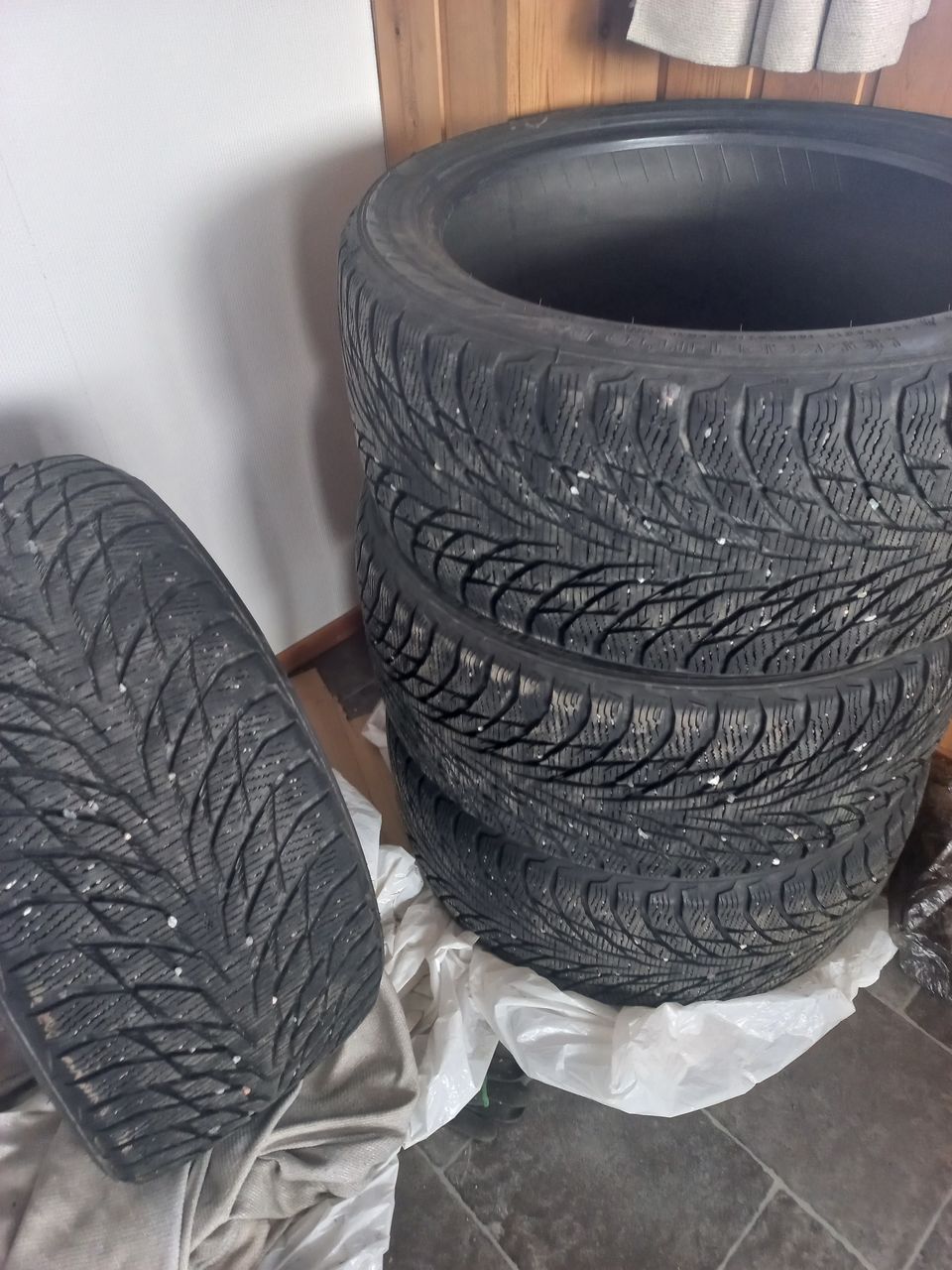 Nokia Hakkapeliitta R2 255/40R19