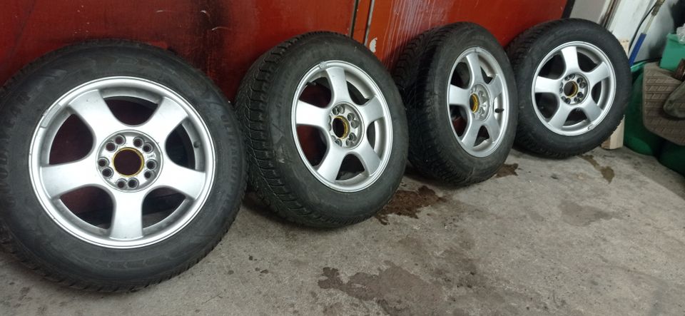 Volvon alumiinivanteet Goodyear kitkoilla