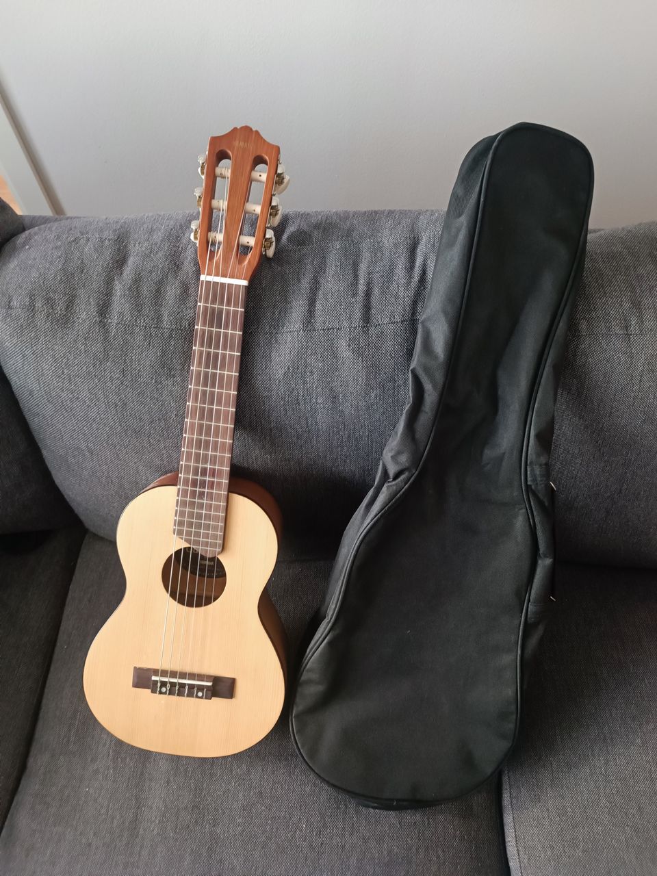 Yamaha GL1 guitalele