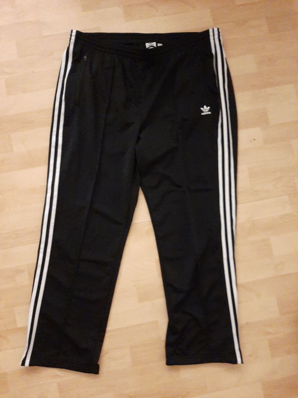 Adidas verkkarit