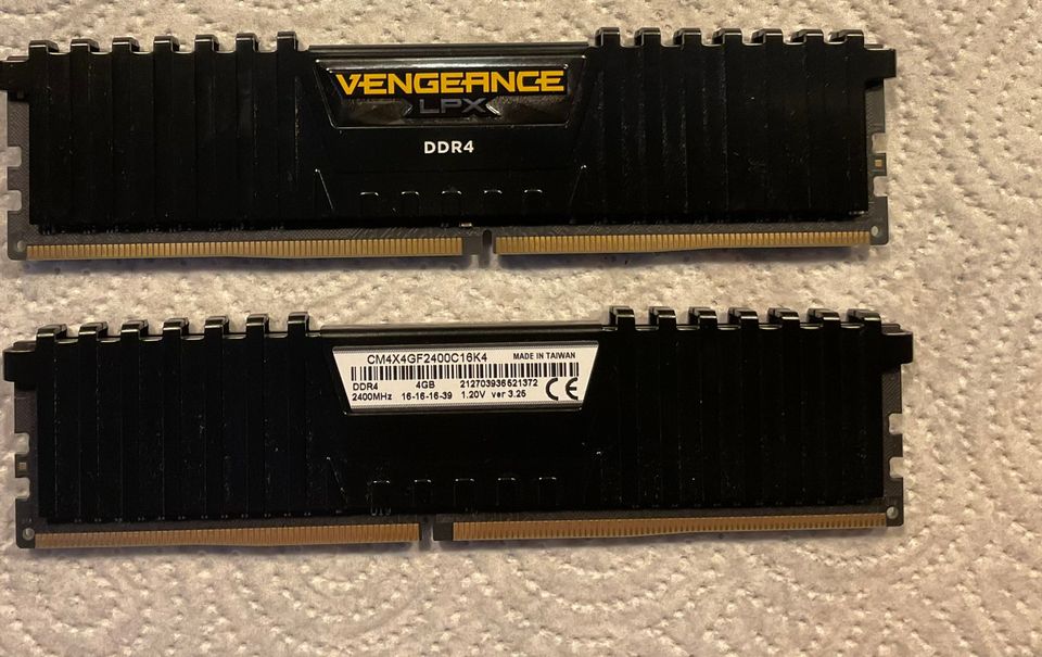 2 kpl Corsair Vengeance LPX DDR4 2400 MHz 4 Gt -muistimodulia