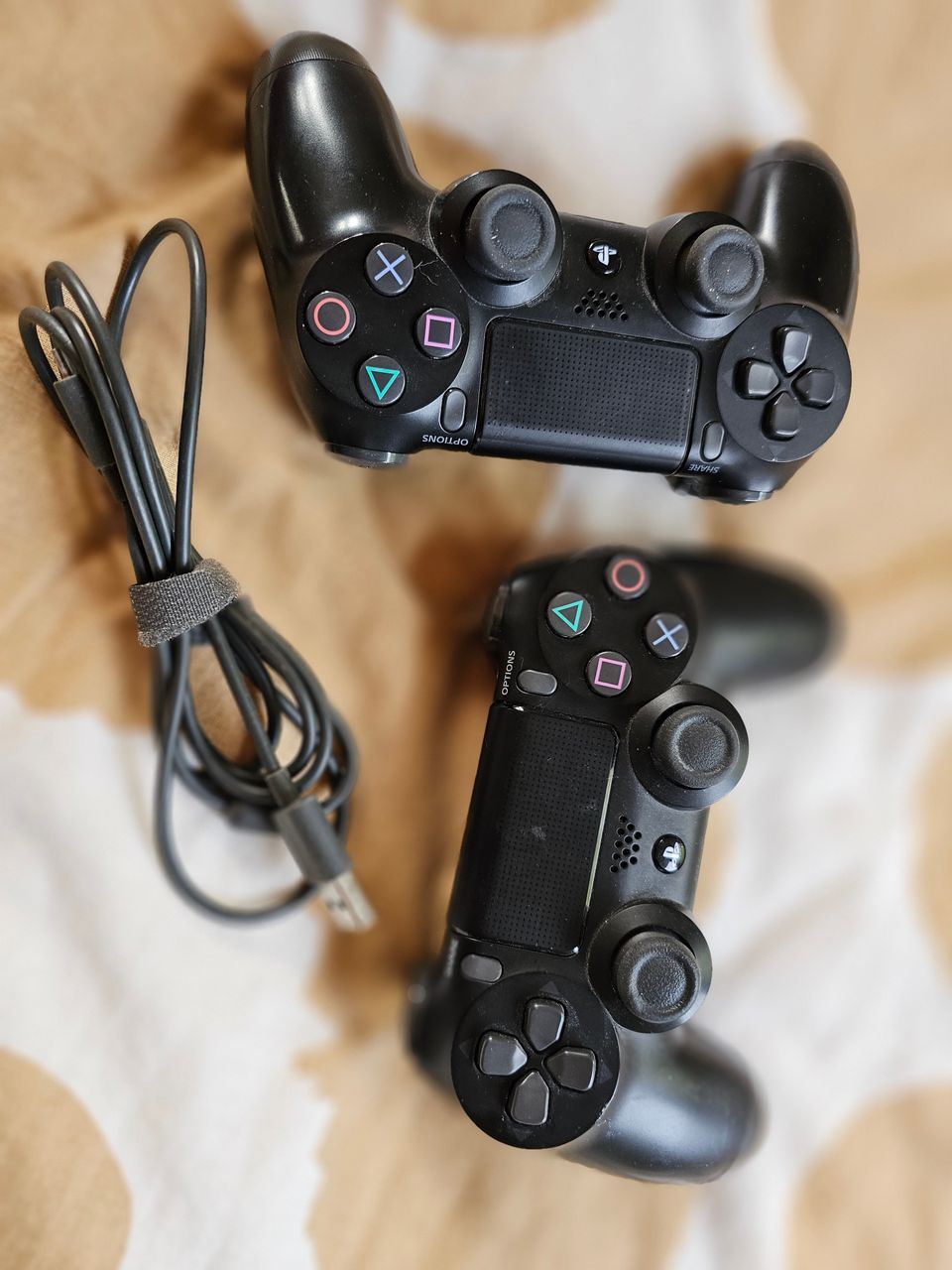 Playstation 4 ohjaimeta ja kaapeli