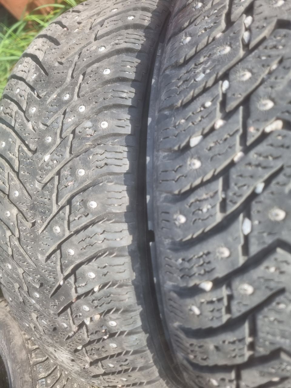 185/60 R15 Nokian nastarenkaat 2 kpl