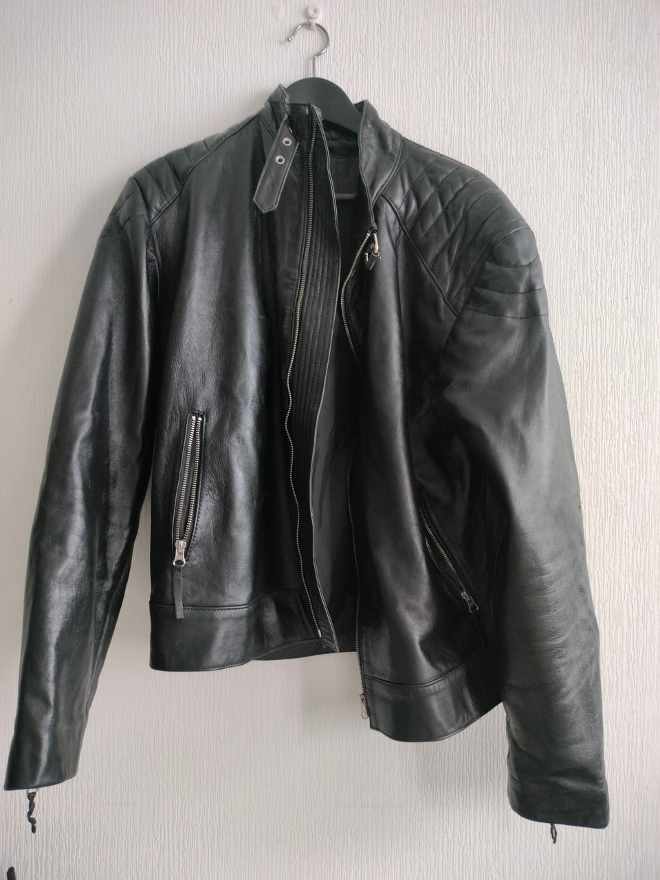 Biker tyylinen nahkatakki