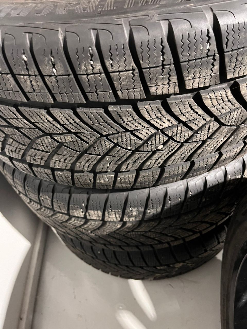 Uudet kitkarenkaat Goodyear ultragrip ice 255/45 r20