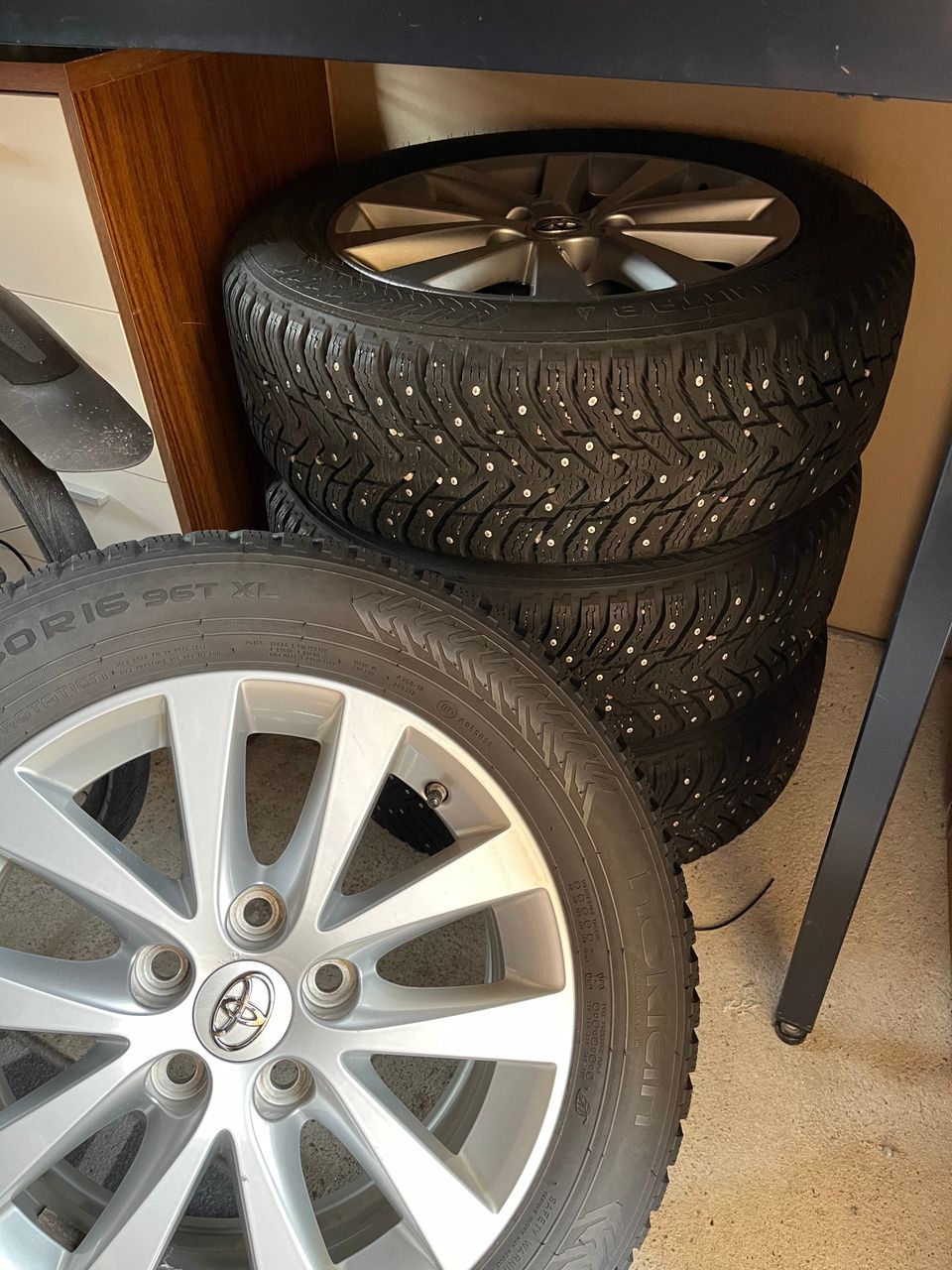 Nokian Hakkapeliitta 8 + Toyota 16” vanteet