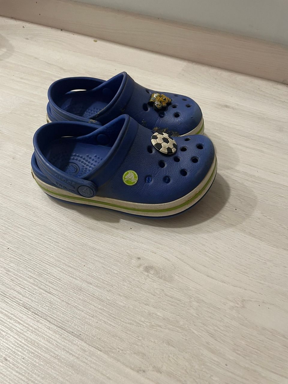 siniset crocs kengät