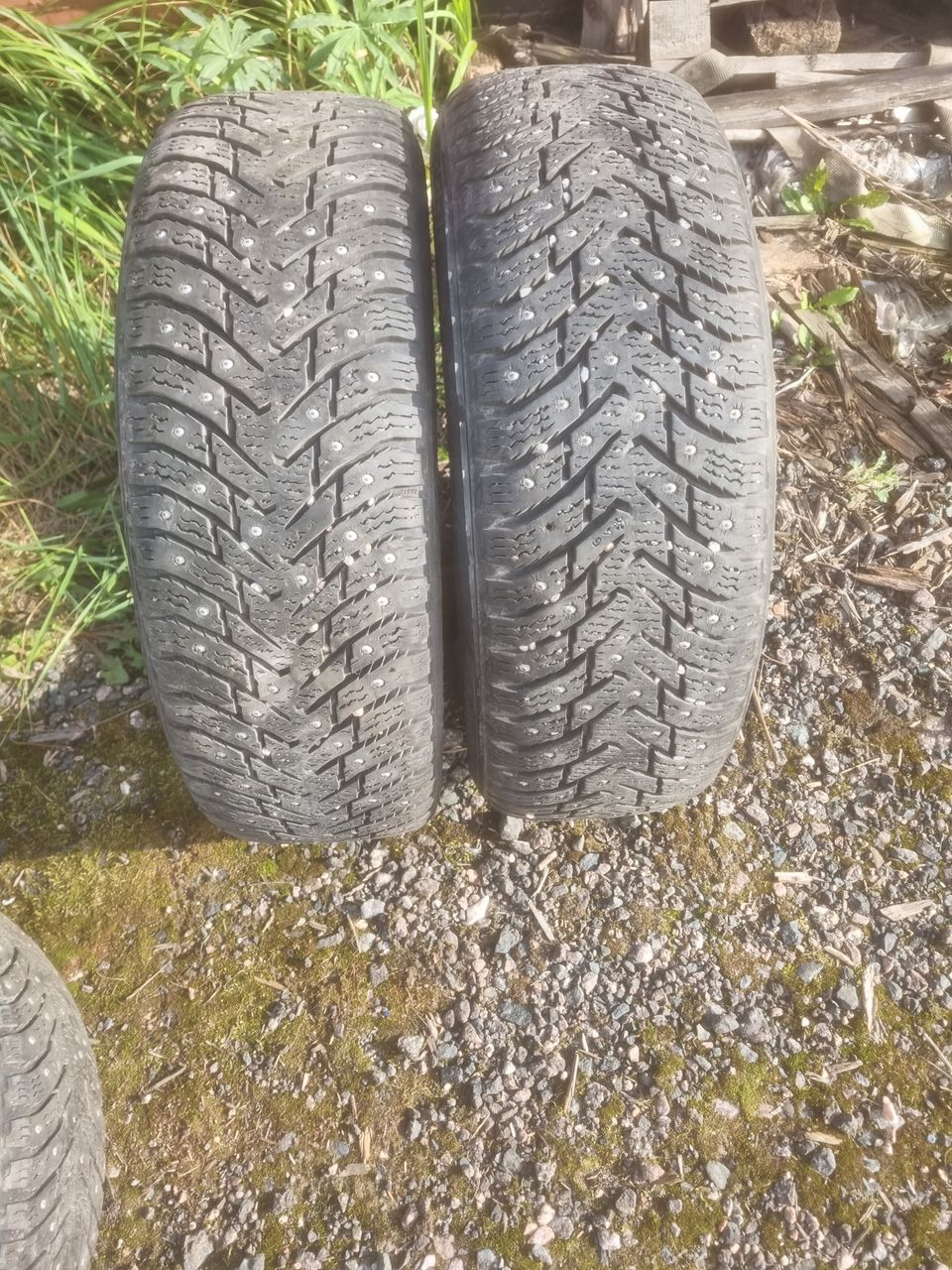 185/55 R15 Nokian nastarenkaat 2kpl