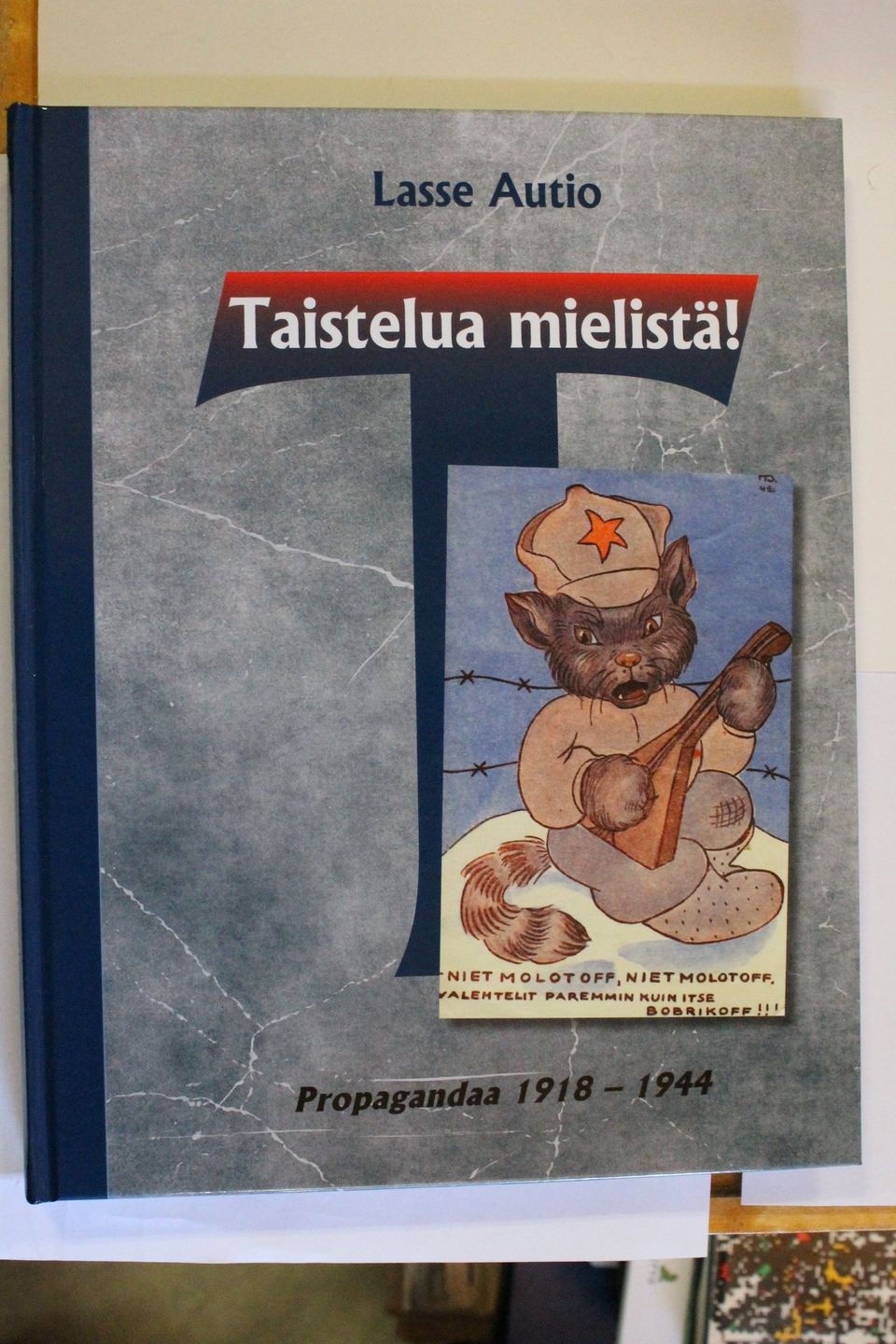 Taistelua mielistä, sota-ajan propagandaa pääosin lentolehtisin