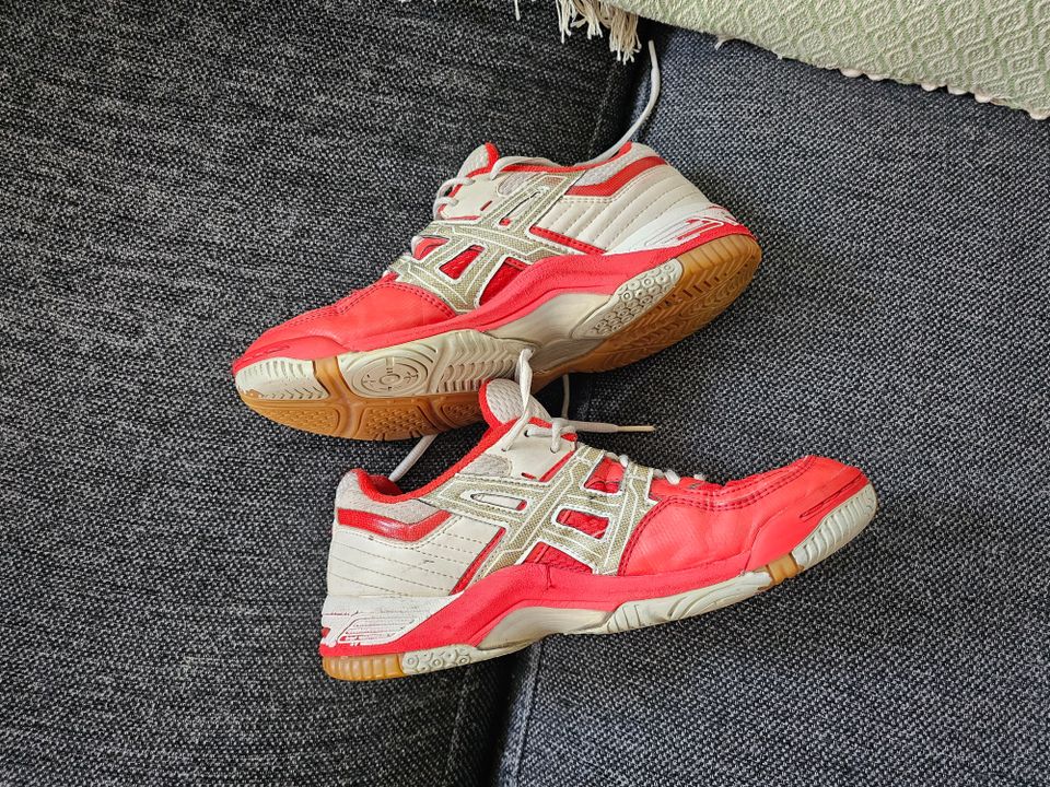 Hyväkuntoiset Asics kengät koko 40