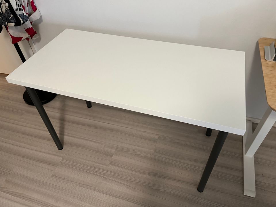 Desk / Pöytä