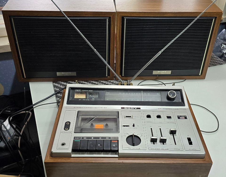 Sony CF-620 radiokasettisoitin kaiuttimilla.