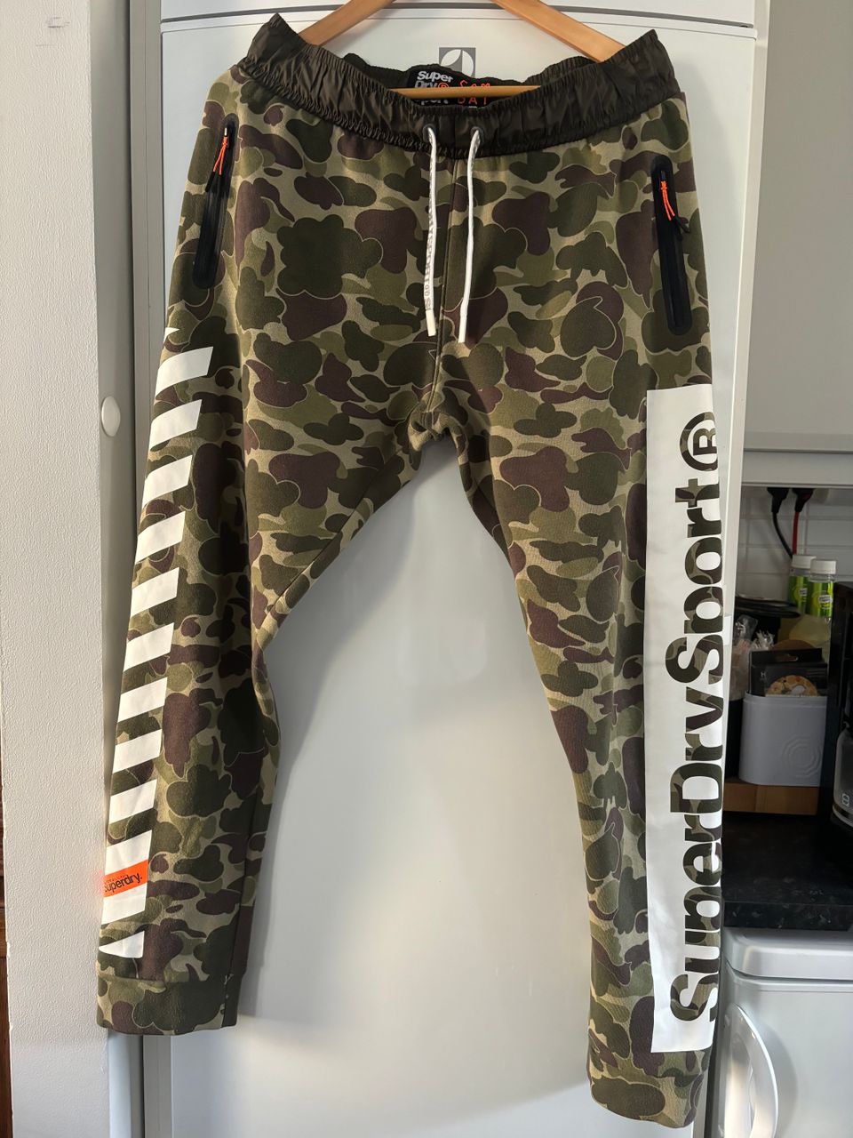 Superdry camo collegehousut M