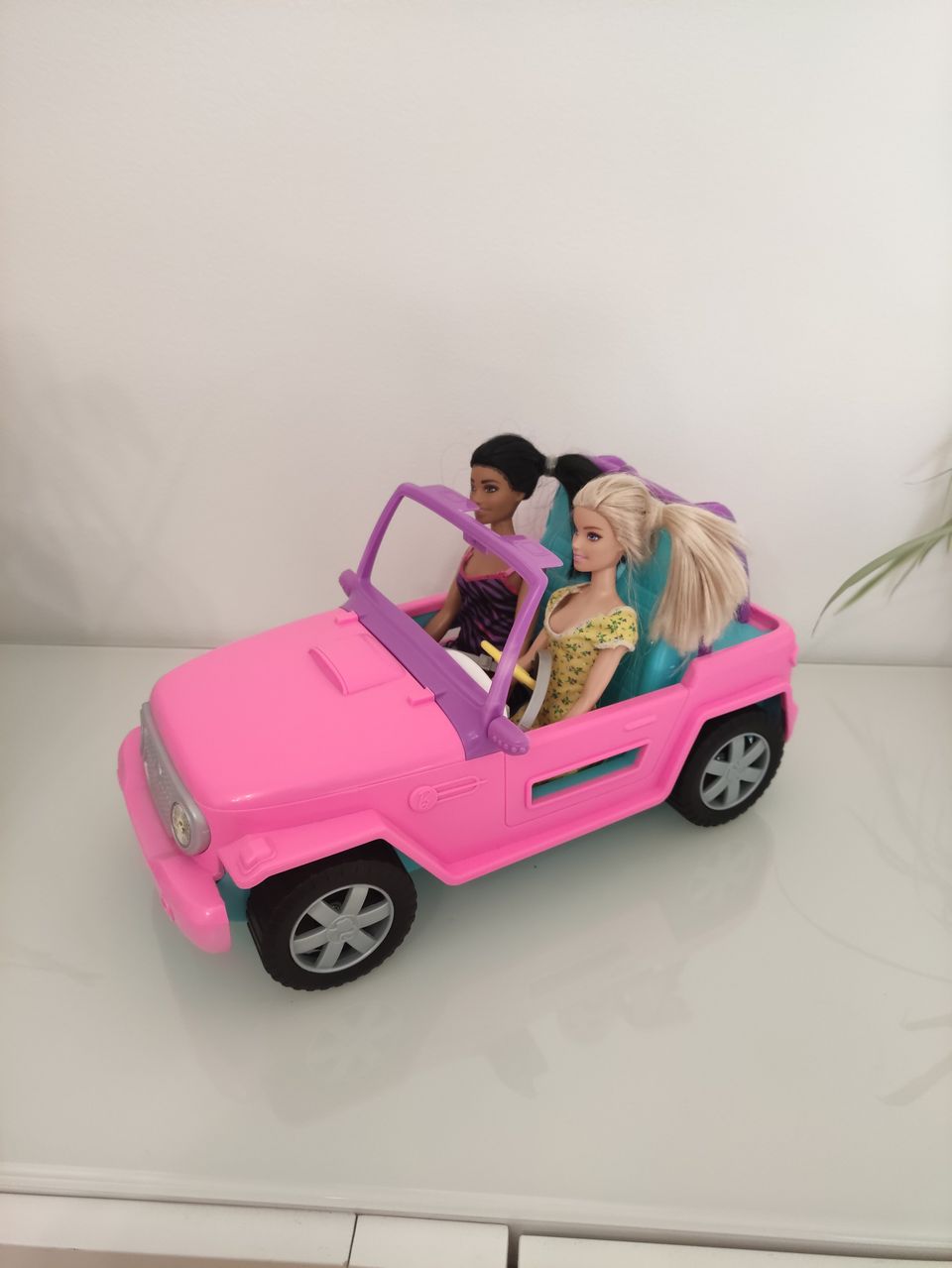 Uudenveroinen Barbie auto ja nuket