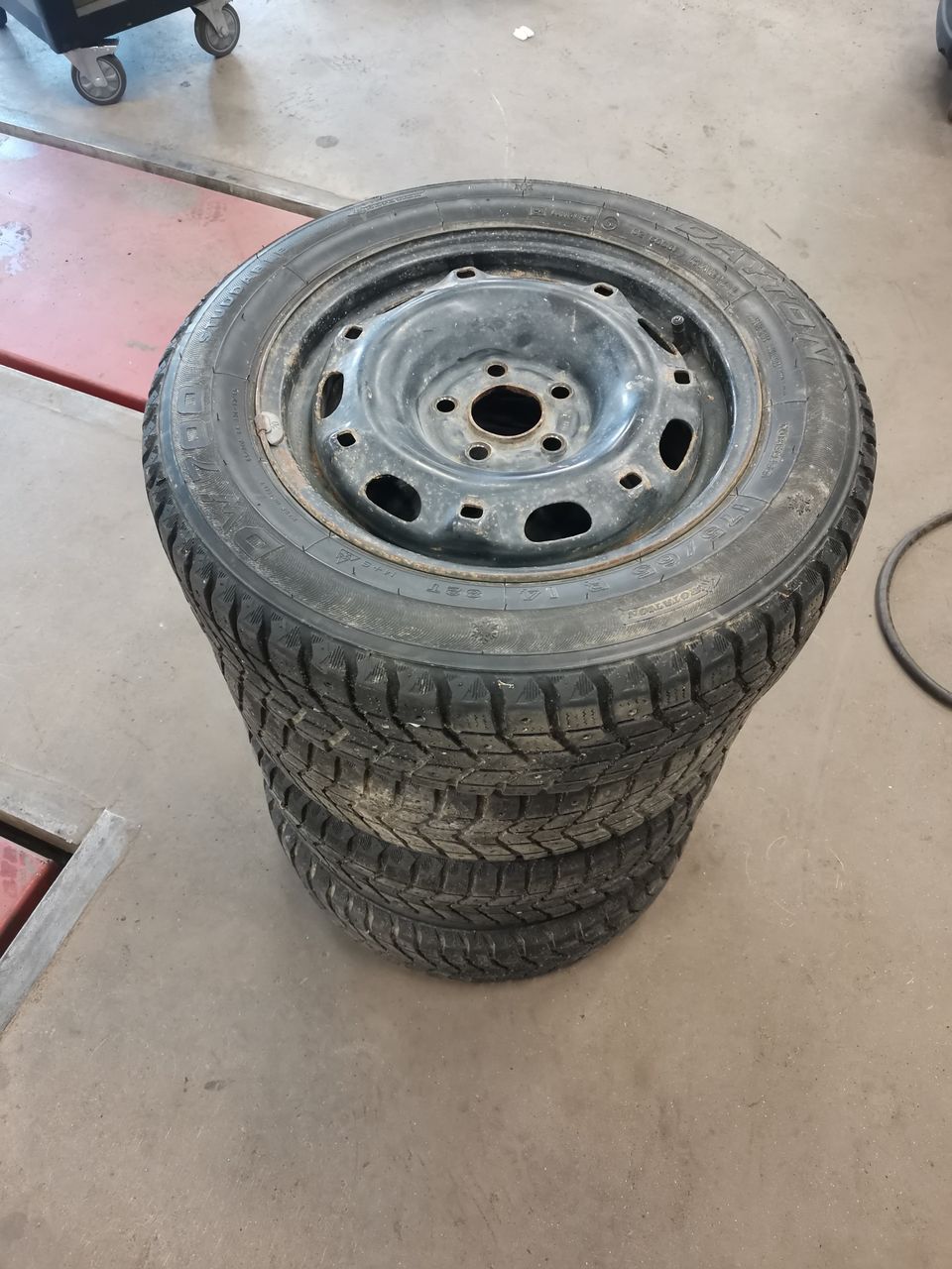 14" 5x100 nypityt nastat