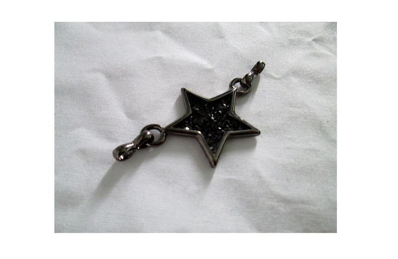 Uusi riipus / charm Black Glitter Star (gootti)