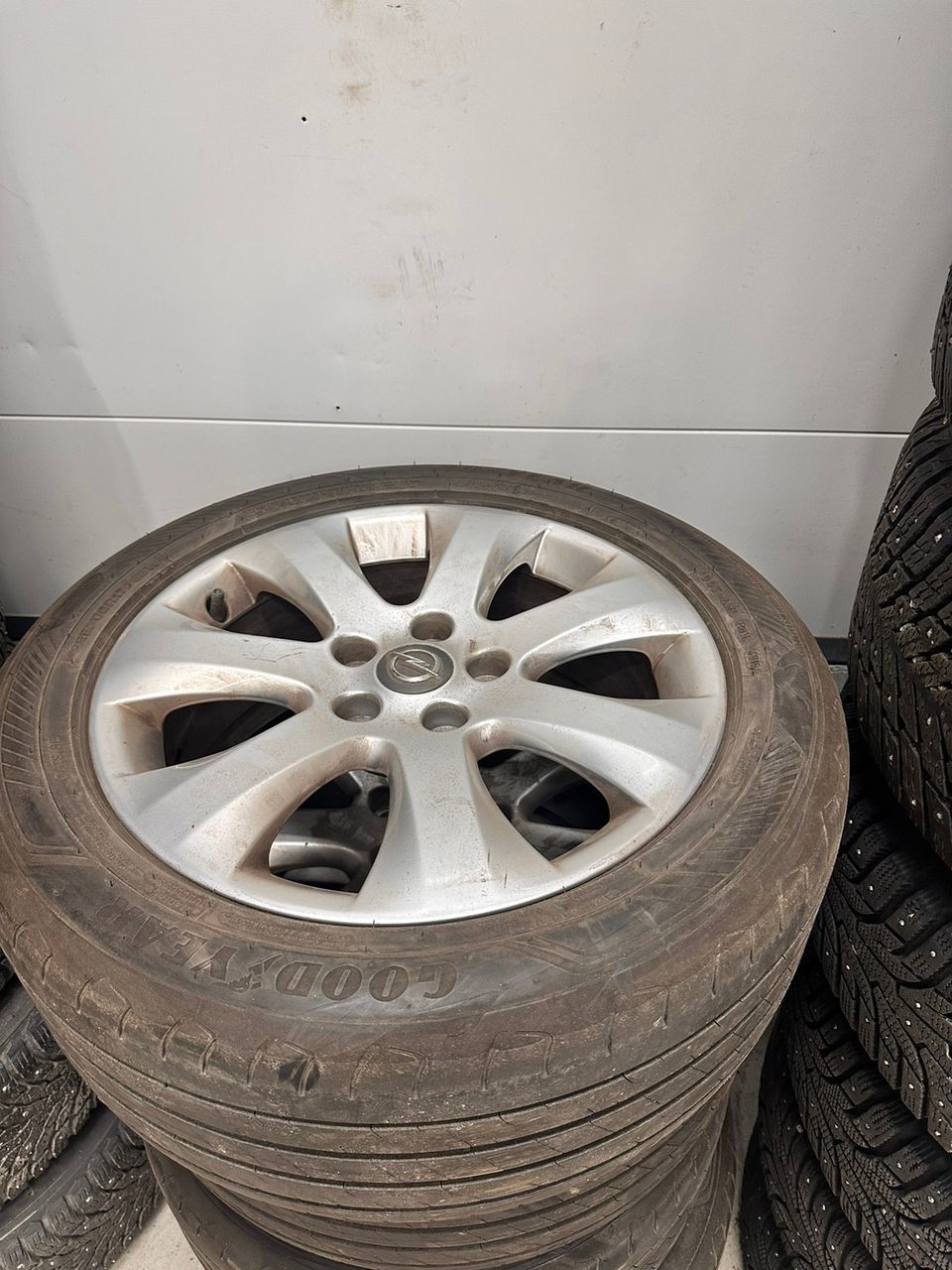 Opel Astra original vanteet 17” ja premium kesät alla