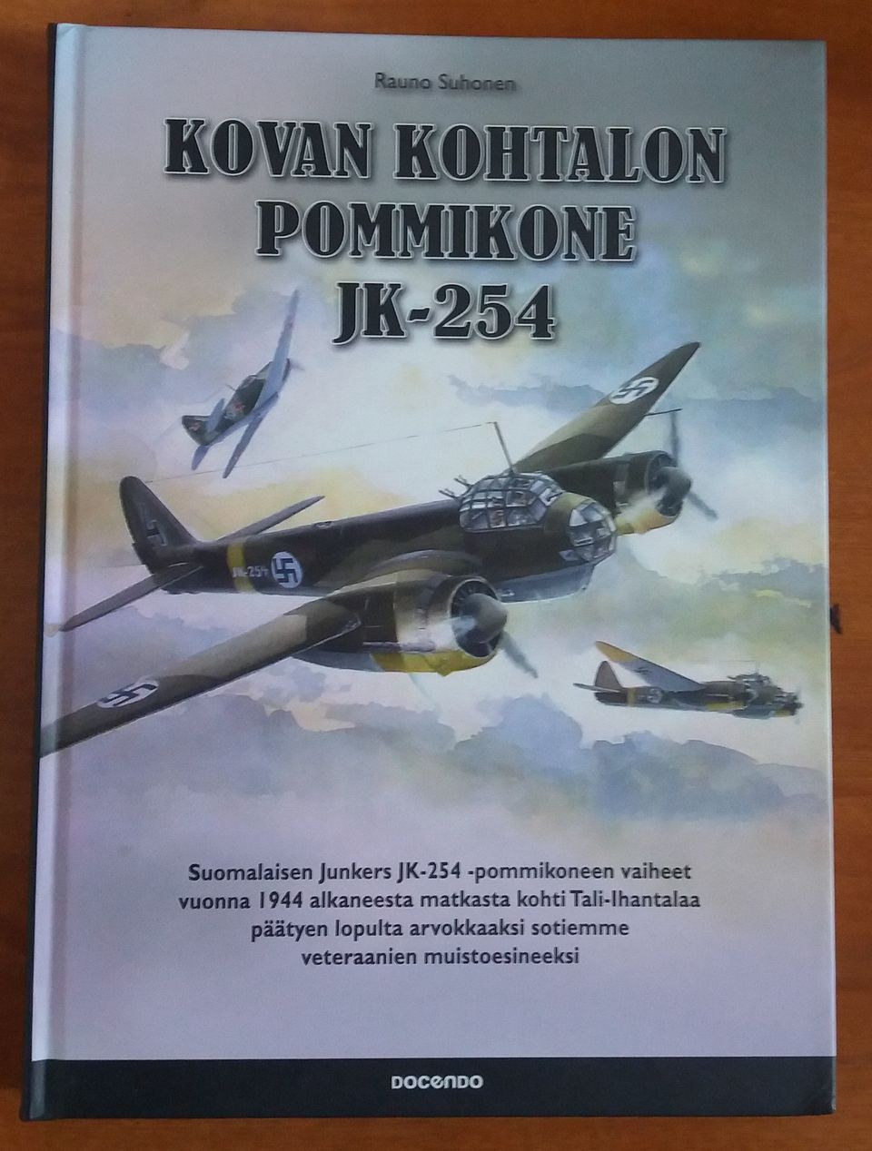 Rauno Suhonen Kovan kohtalon pommikone JK-254 Docendo 2014