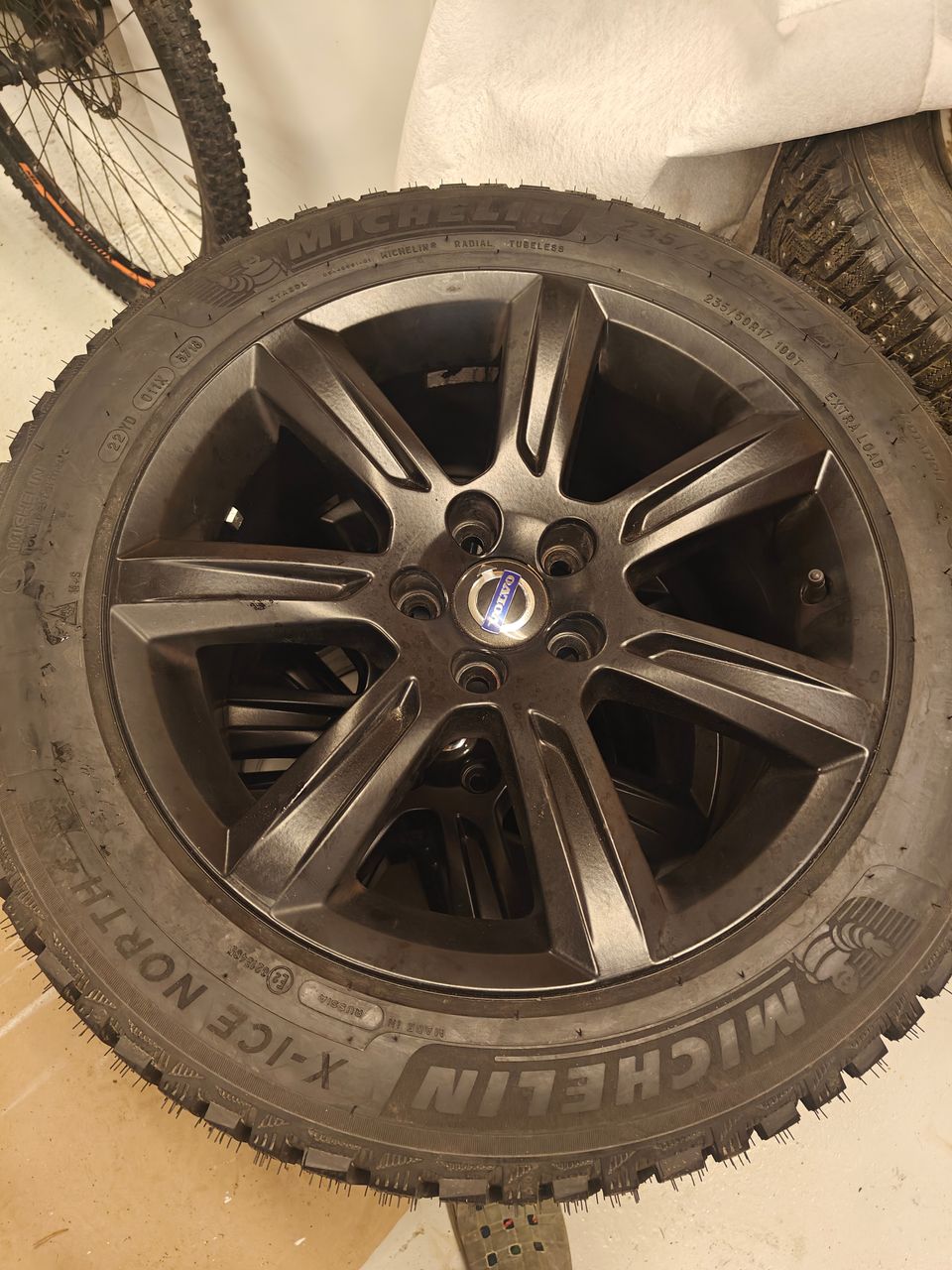 Volvon 17" OEM Vanteet uusilla Michelin X-ice North 4 nastoilla