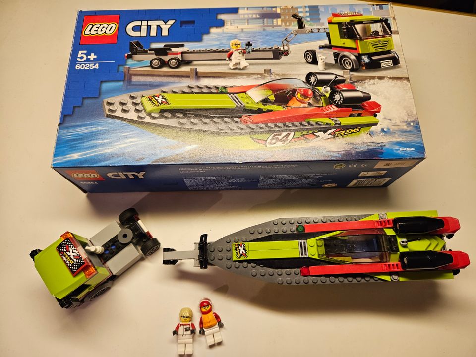 Lego City 60254 kilpavenekuljetus