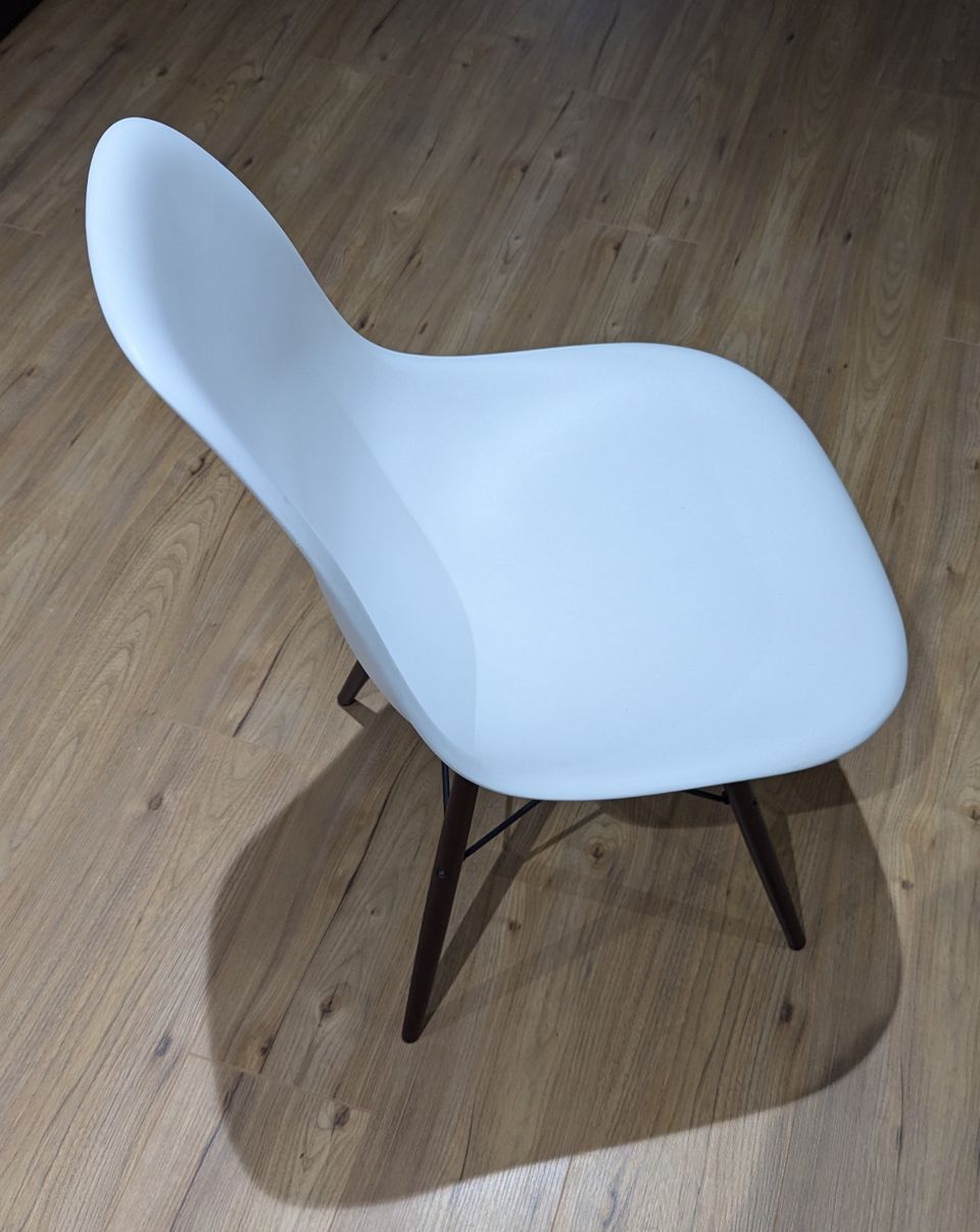 Vitra Eames DSW-tuoli valkoinen, tummanruskeat puujalat