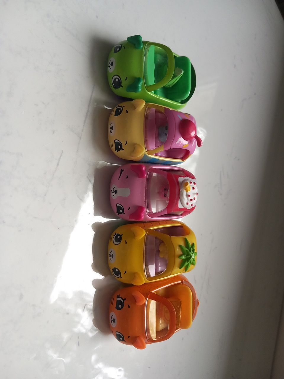 Viisi Shopkins autoa.