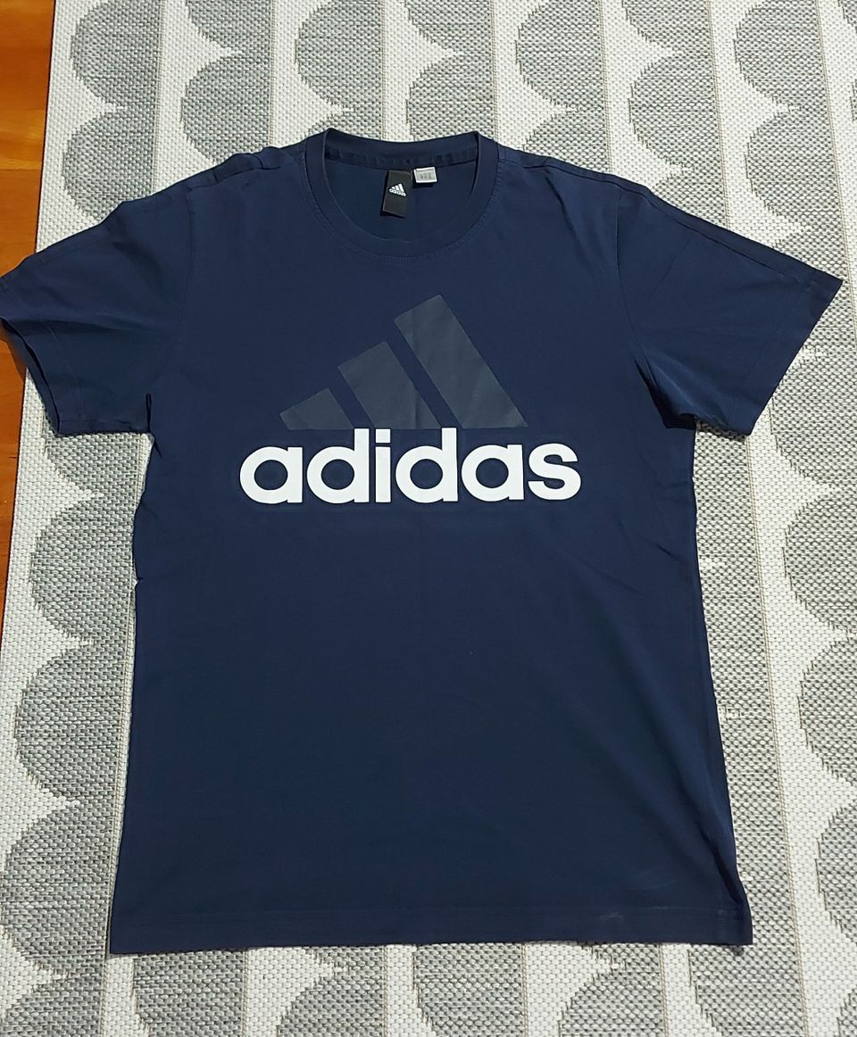 Kaksi Adidas t-paitaa