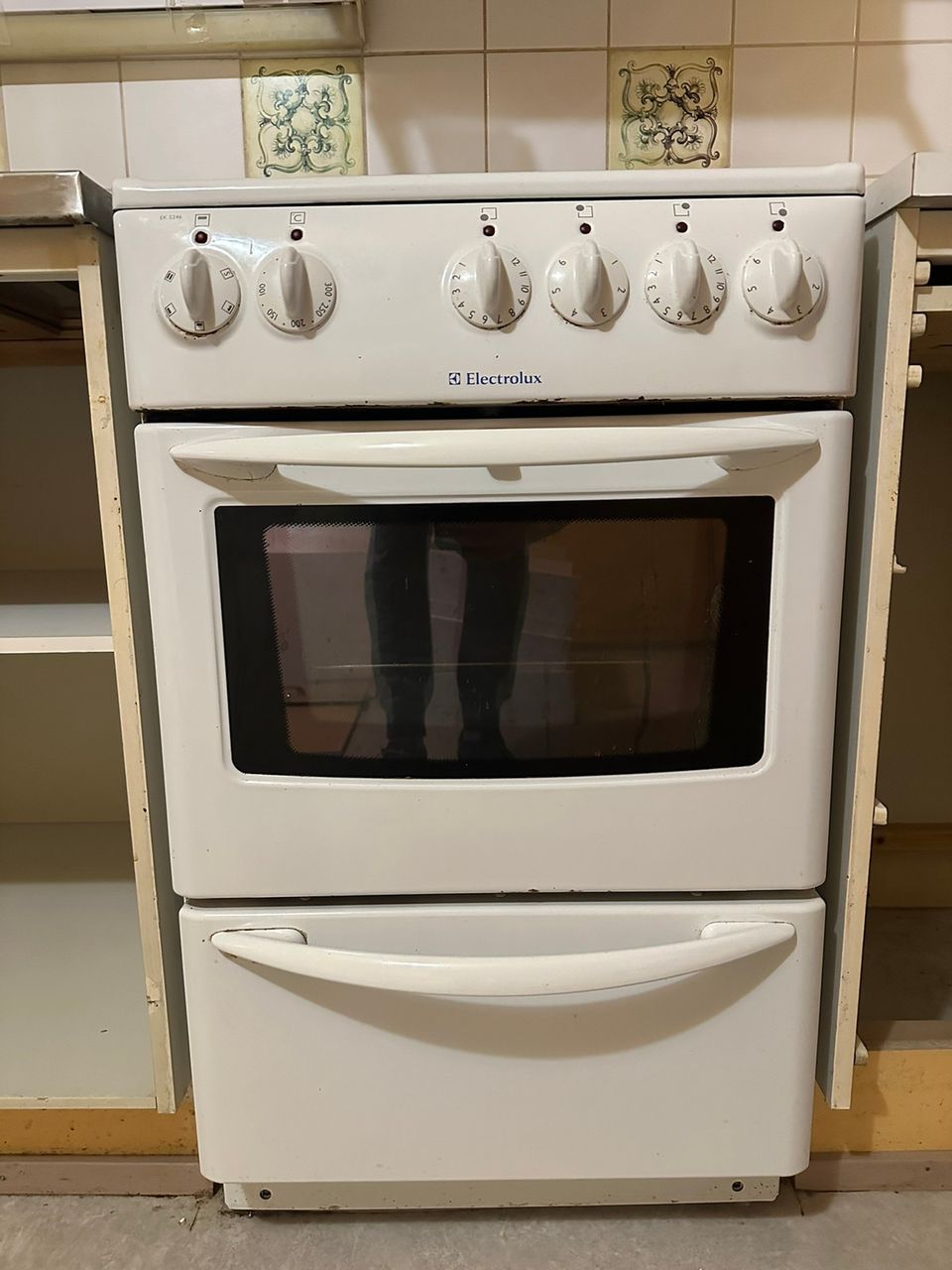 Electroluxin uuni / liesi. Vanha mutta toimiva.