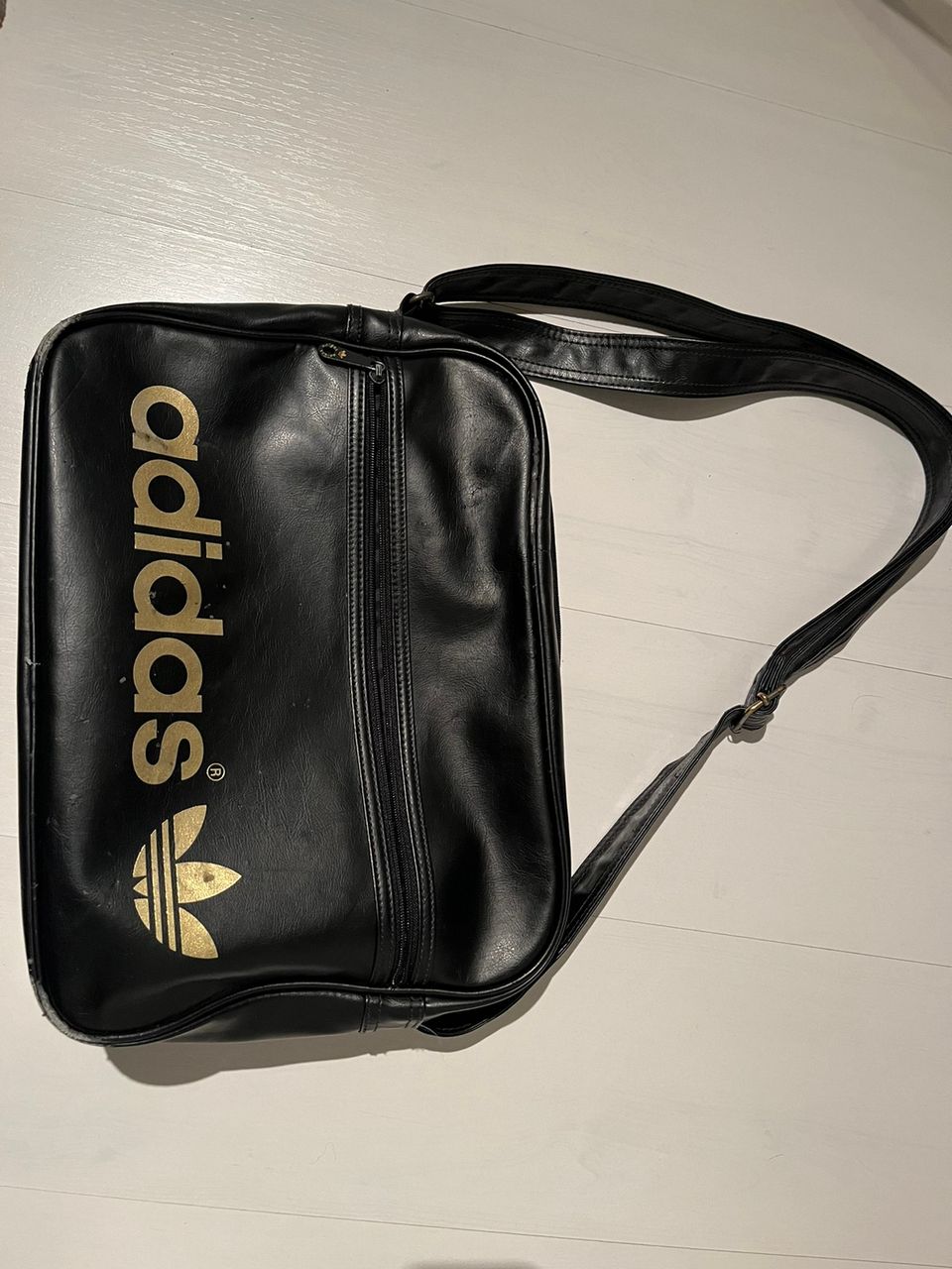 Adidas olkalaukku