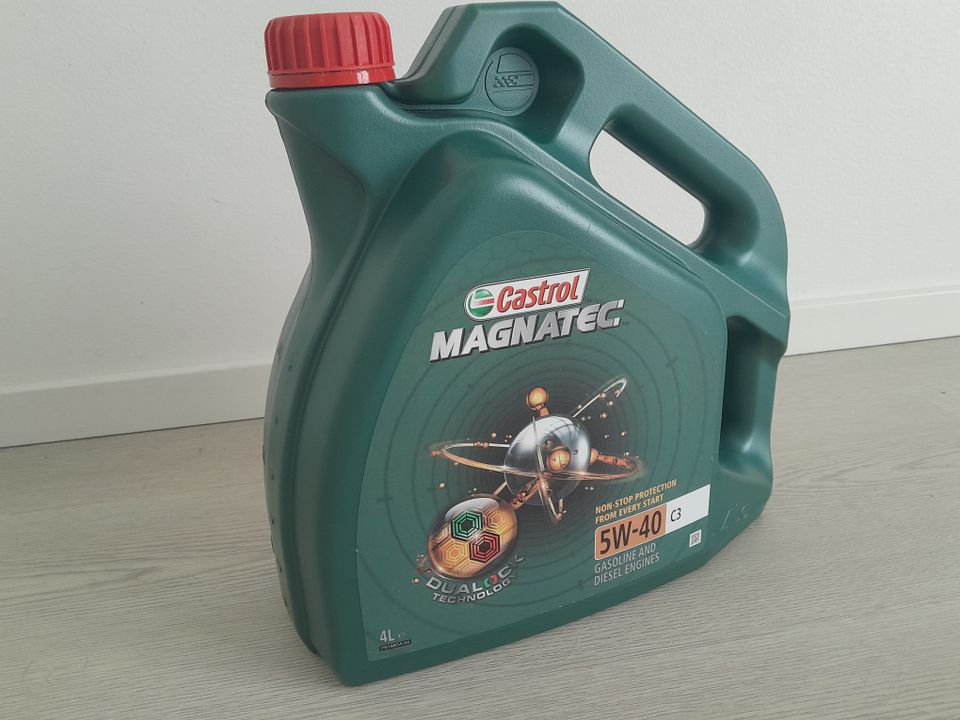 Moottoriöljy Castrol Magnatec 5w40 C3 (4 litraa)