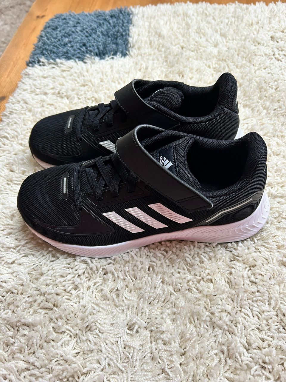 Adidas lenkkarit