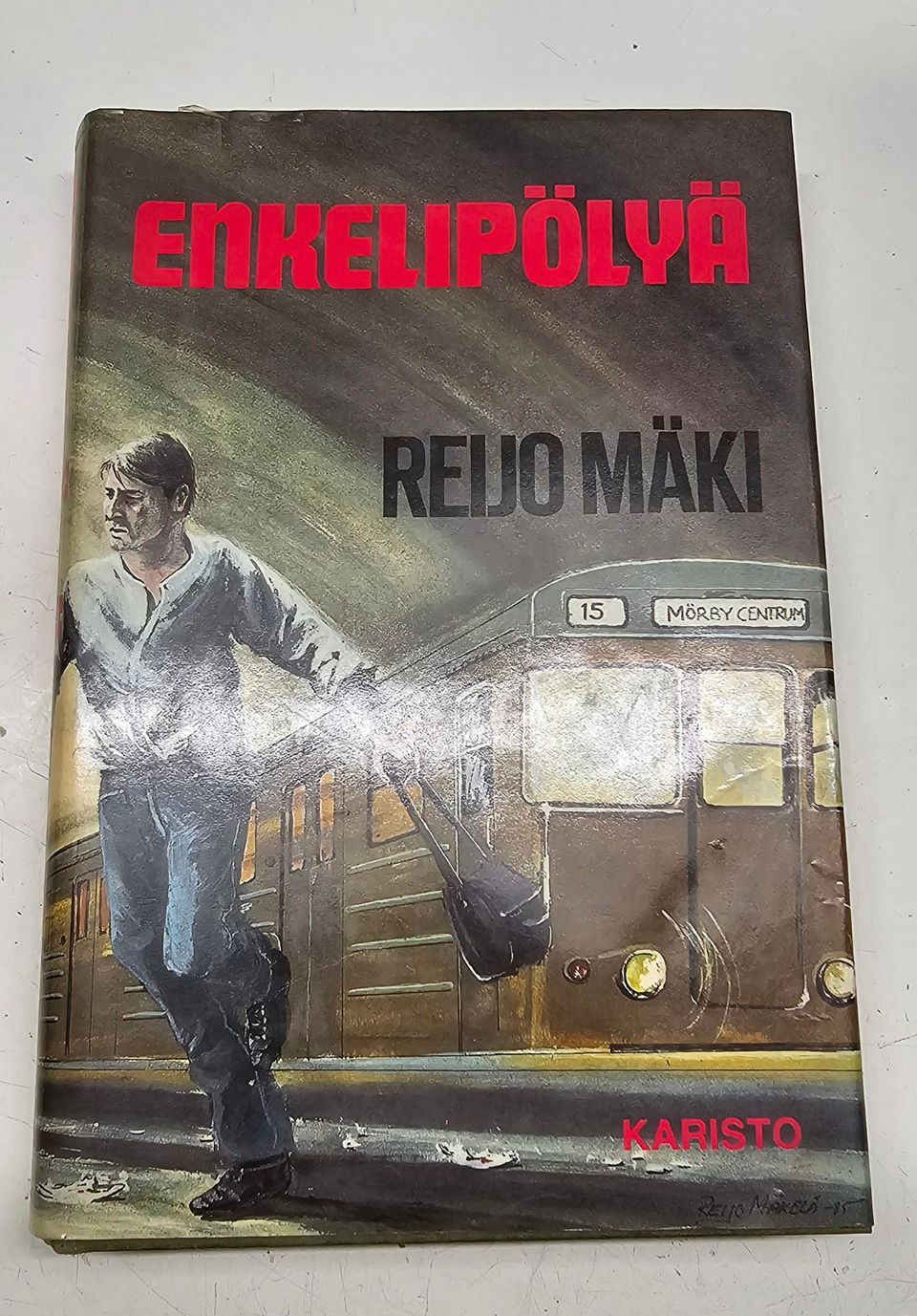 Reijo Mäen esikoisteos enkelipölyä.