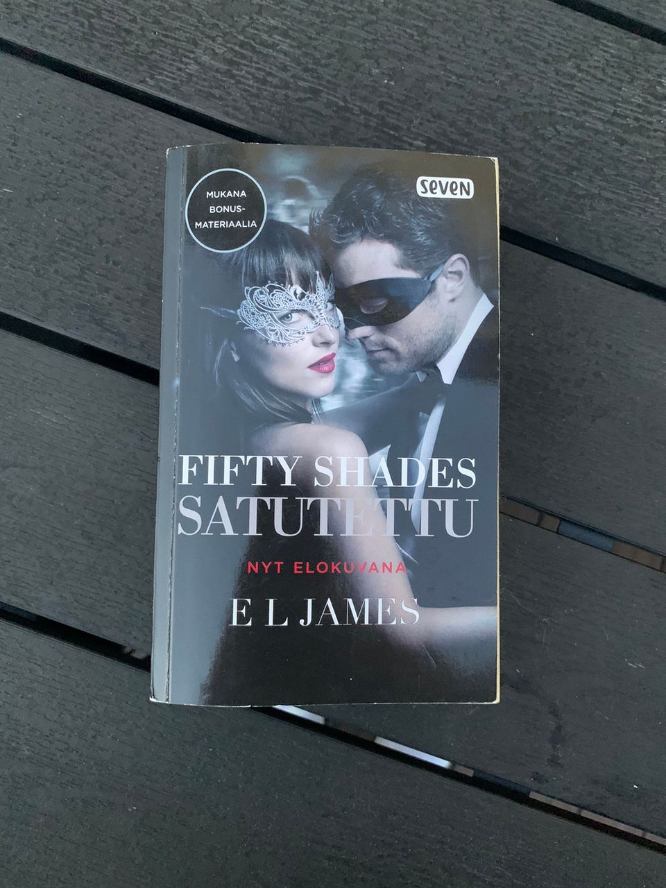 E L James: Fifty Shades - Satutettu