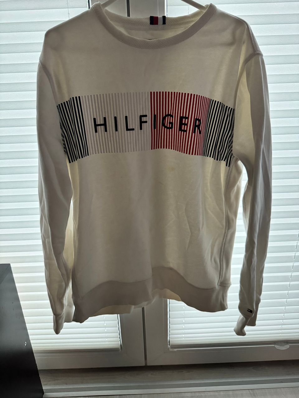 Valkoinen Hilfiger paita 20€