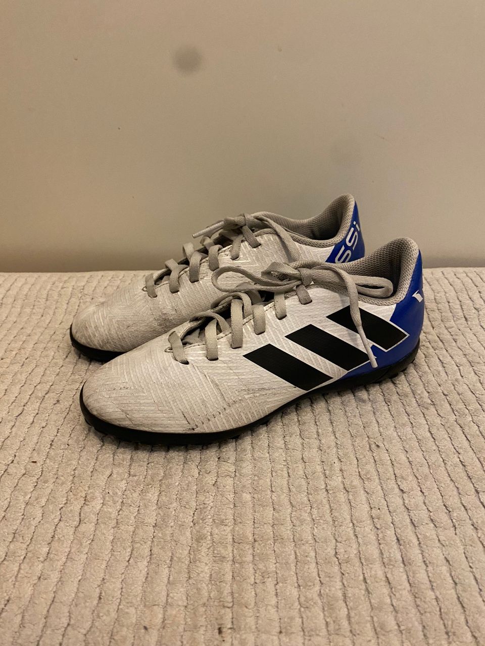 Koko 33 Adidas Messi turf futiskengät