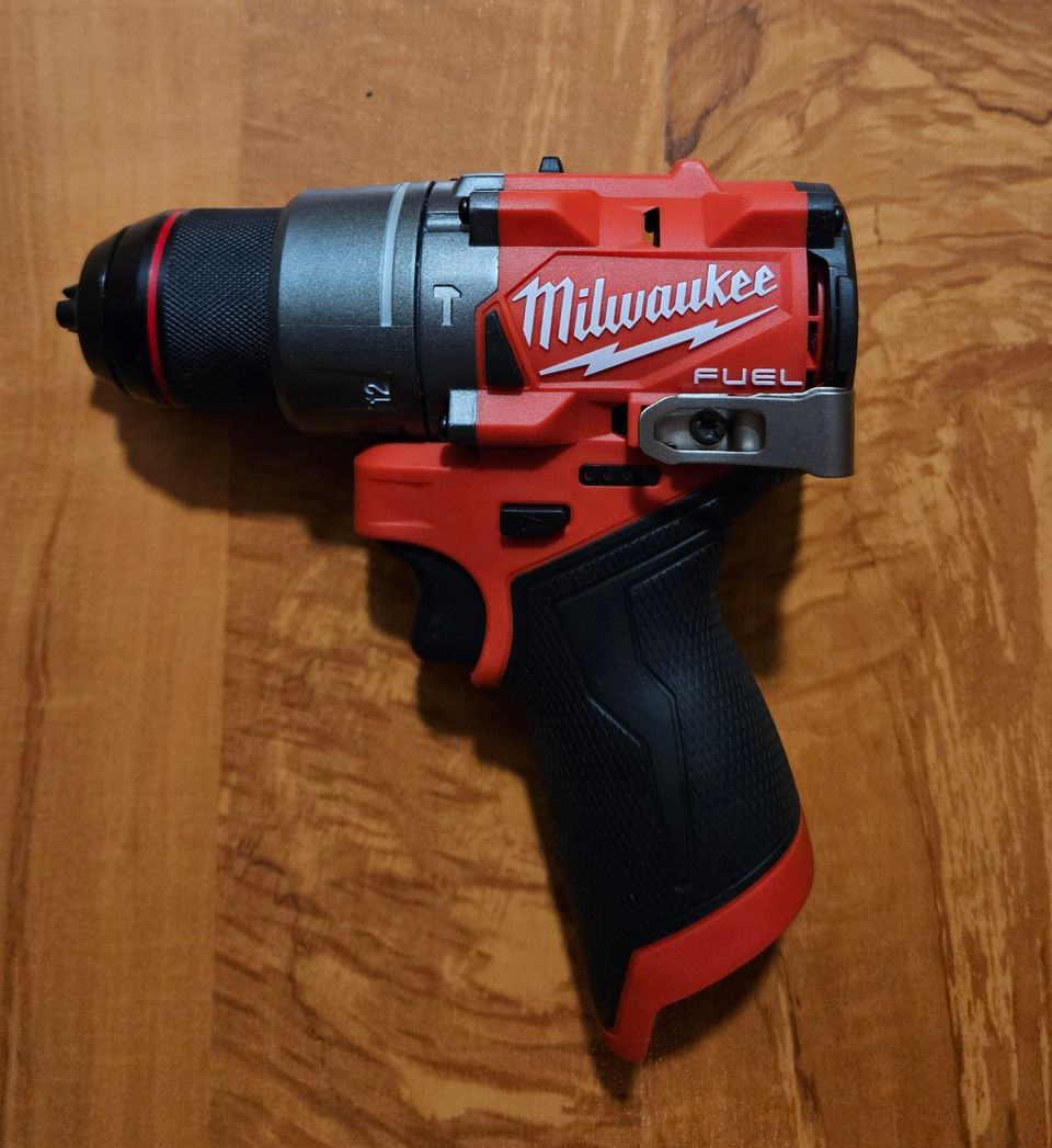 Milwaukee M12 iskuporakone