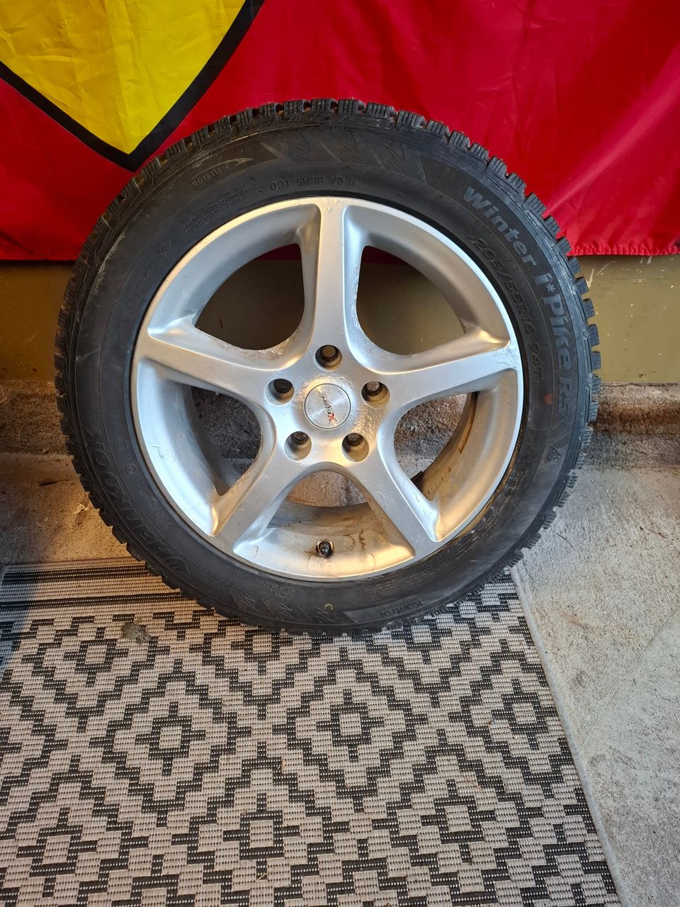 16 vanteet 5x114.3 ja hankook nastat 205/55 16