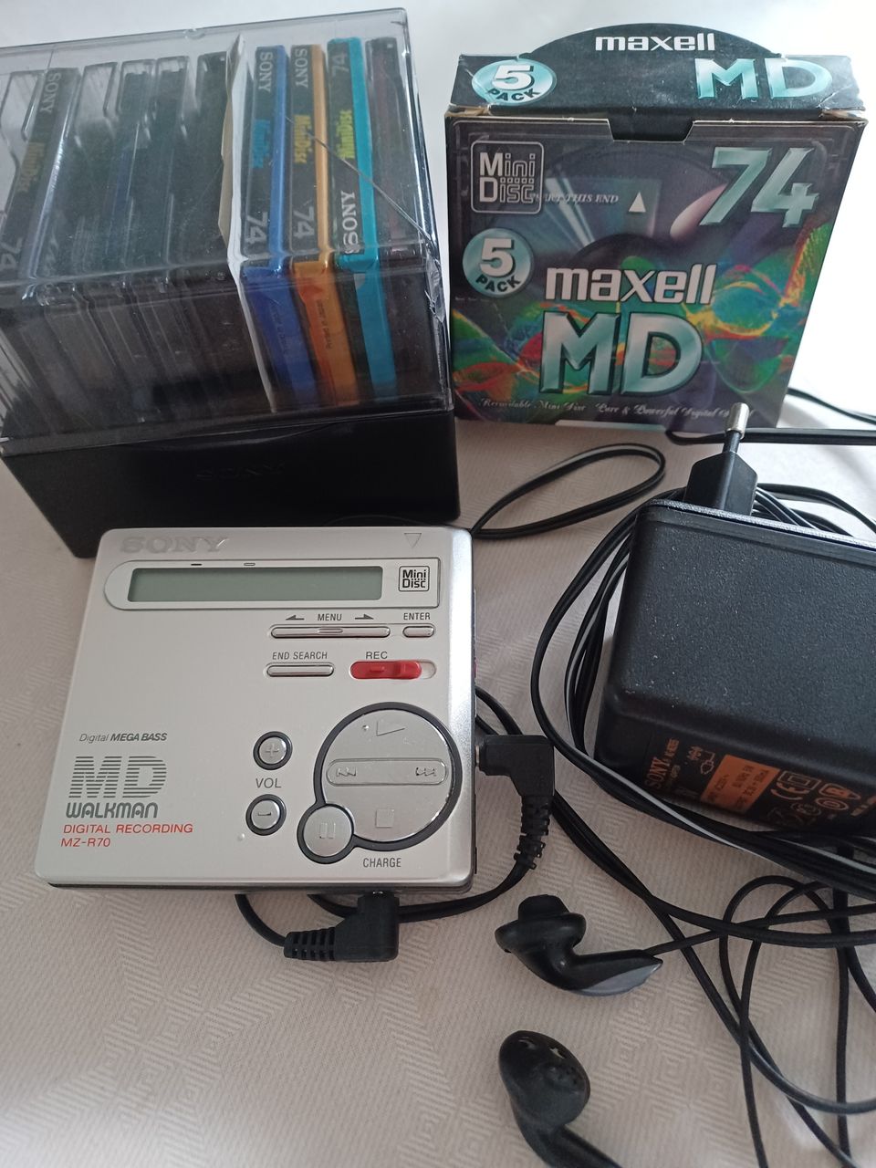 Minidisc- soitin MD Walkman, virtalähde, kuulokkeet ja minidiscettejä