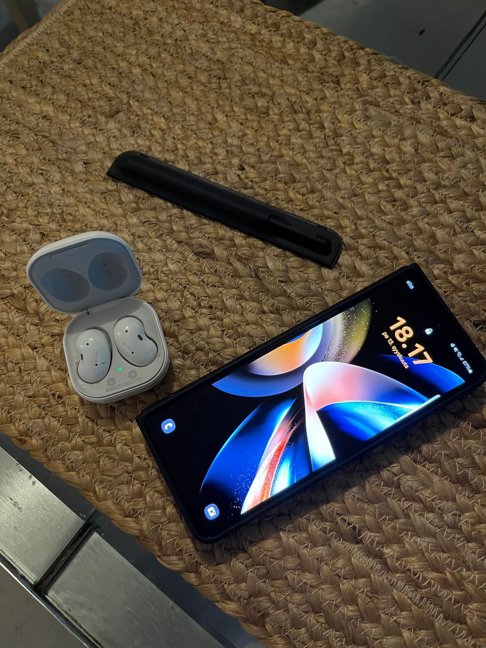 Samsung Z Fold 4 256gb (2023) + Galaxy buds + kynä/kotelo