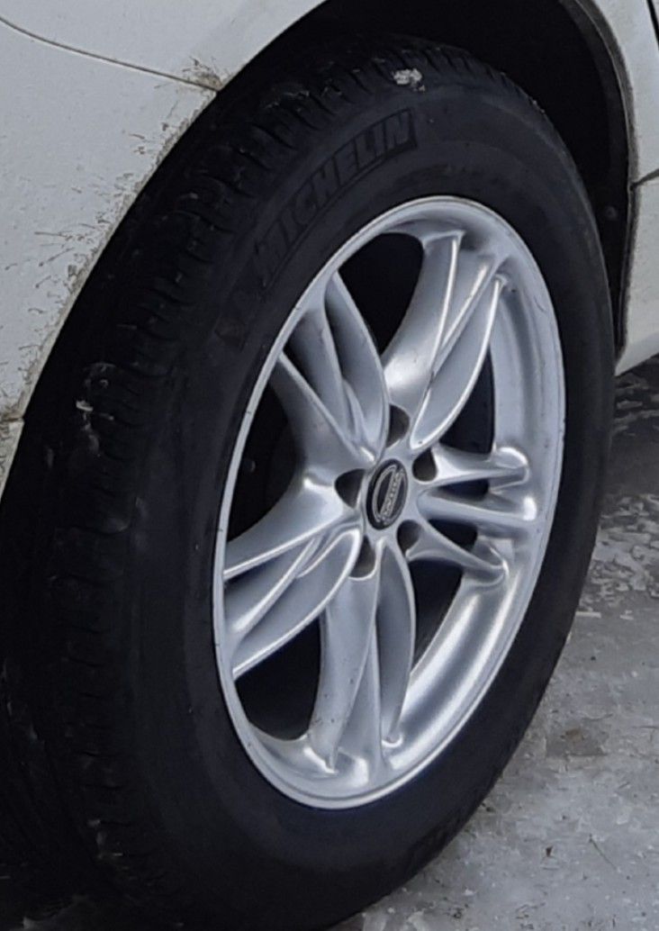 Volvon 17" Michelin x-Ice North 4 talvirenkaat vanteilla