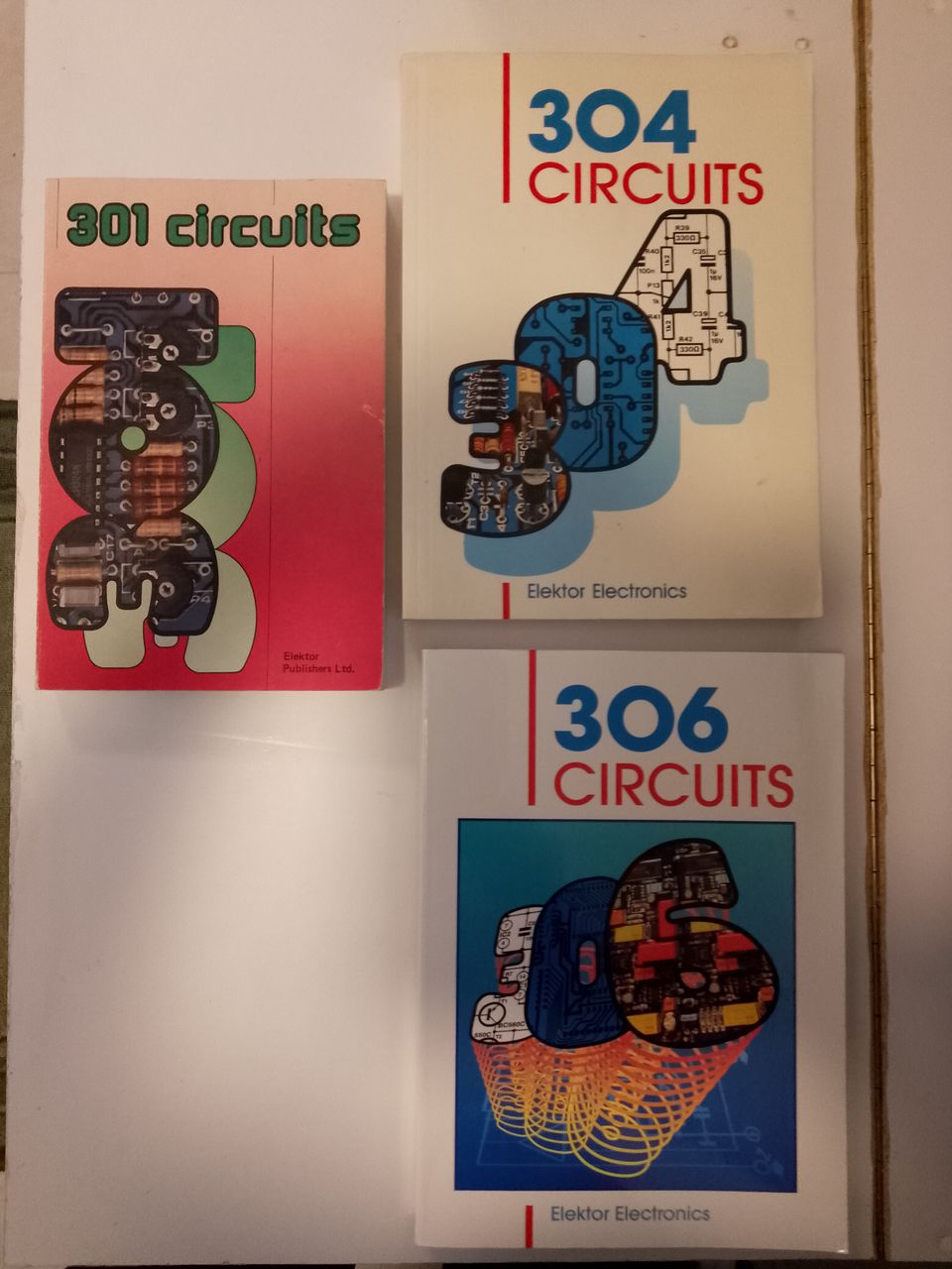 30X CIRCUITS - kirjat