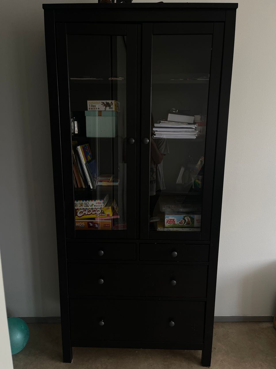 Ikea hemnes vitriinikaappi