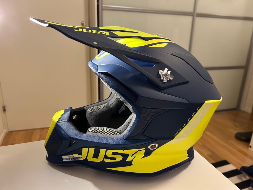 Uusi Just1 J18 Mips motocross kypärä, koko S (ovh 380€)