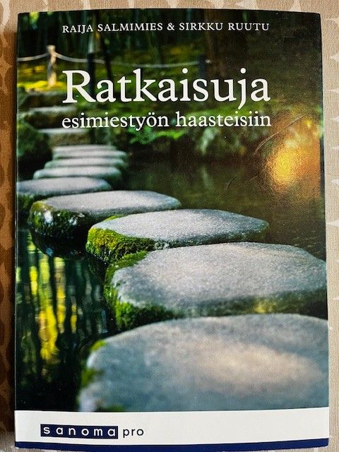 Ratkaisuja esimiestyön haasteisiin -kirja