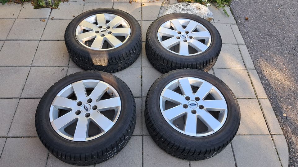 Nastarenkaat 205/55/16 Nokia Hakkapeliitta 7 Ford Mondeo 16” alumiinivanteilla