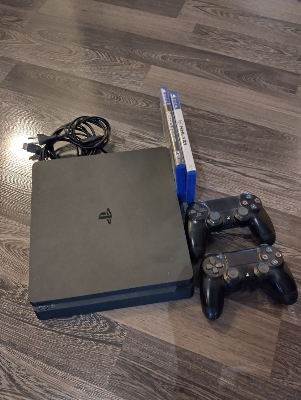 Huollettu PS4 Slim