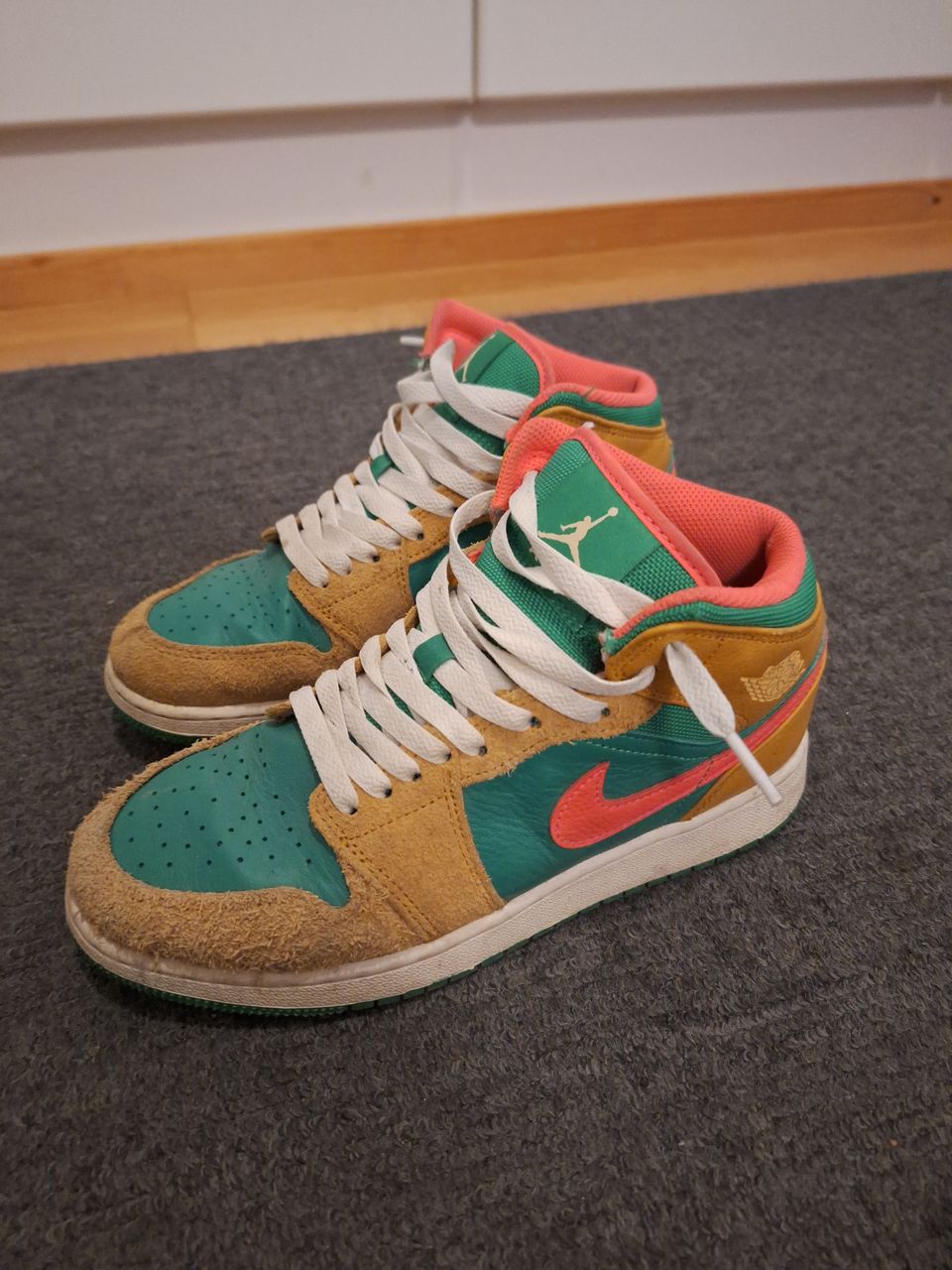 Jordan 1 mid SE wheat watermelon