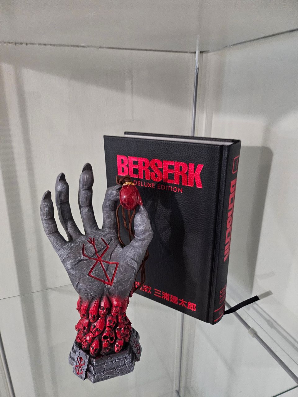 Berserk käsi.