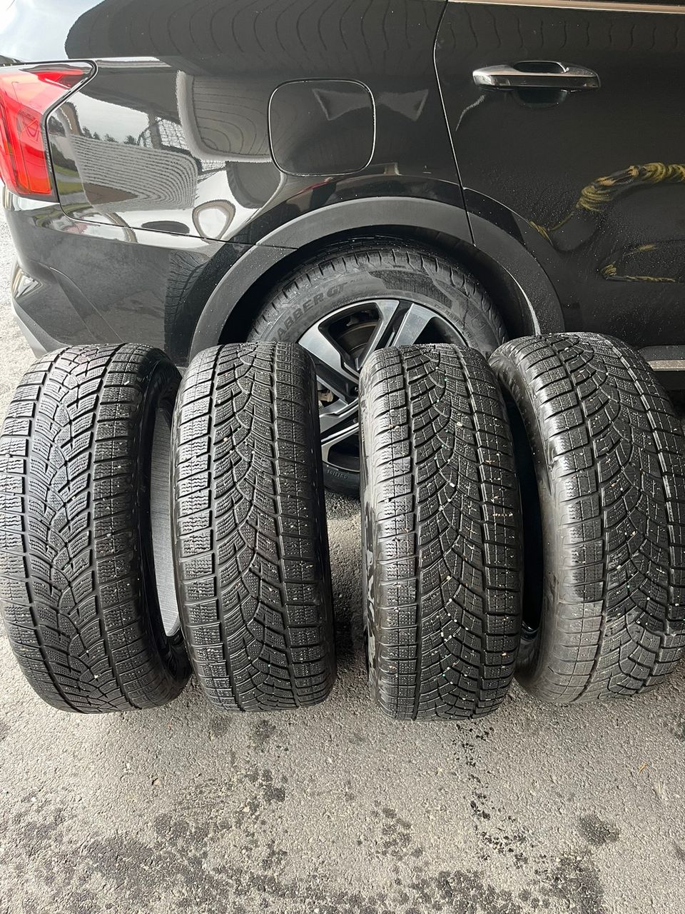 Kitkarenkaat KIA Sorentosta. Goodyear Ultragrip ICE 235x60x18. 6-7mm urat.